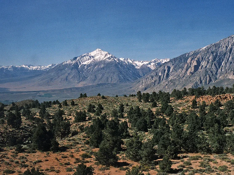 Sierra Nevada USA schneebedeckter Gipfel von fern