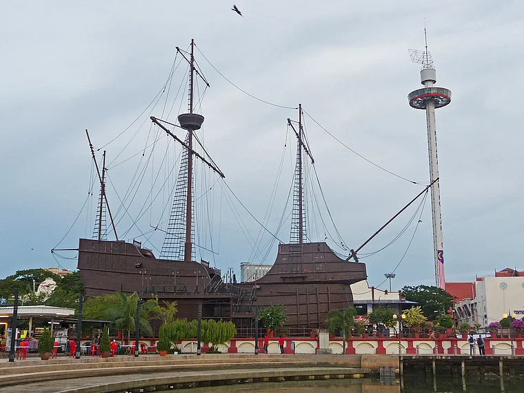 Melaka Flor de Mar Menara Taming Sari von unten