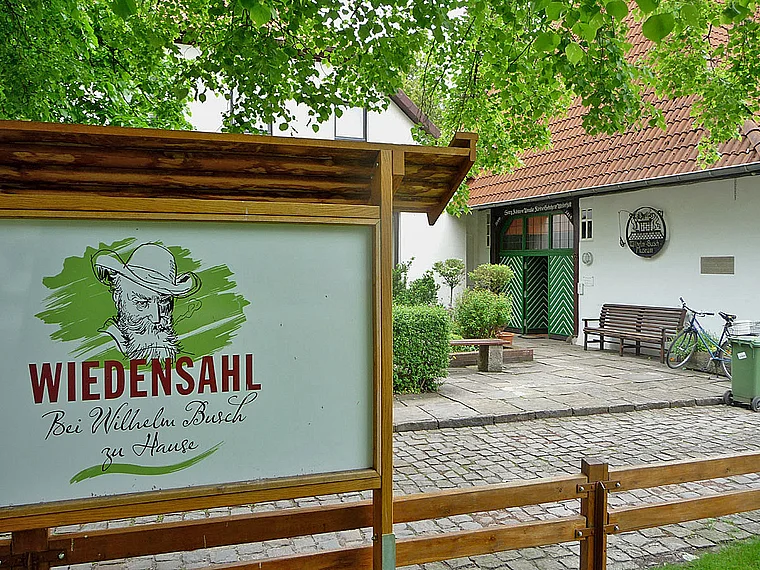 Wiedensahl Wilhelm Busch Museum außen Schild