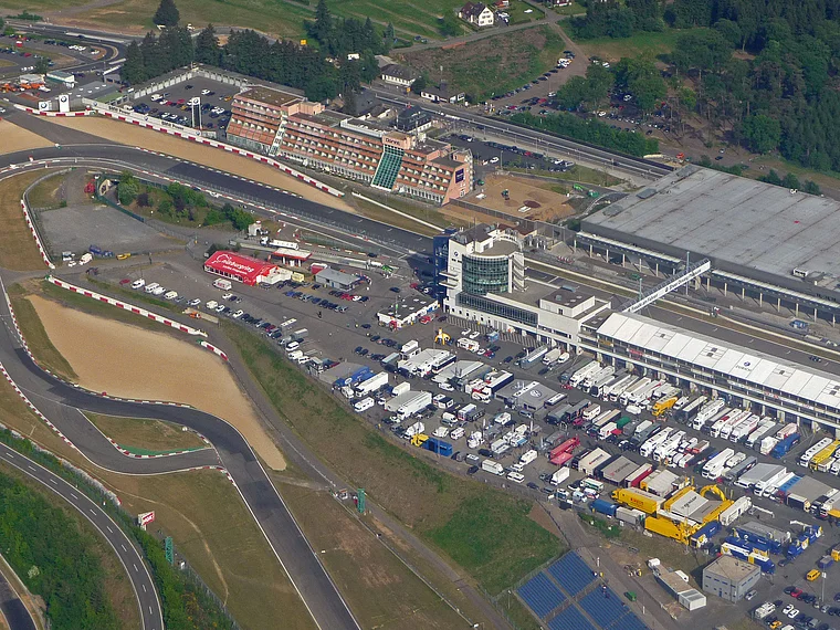 Vulkaneifel Rundflug Nürburgring aus der Luft gezoomt