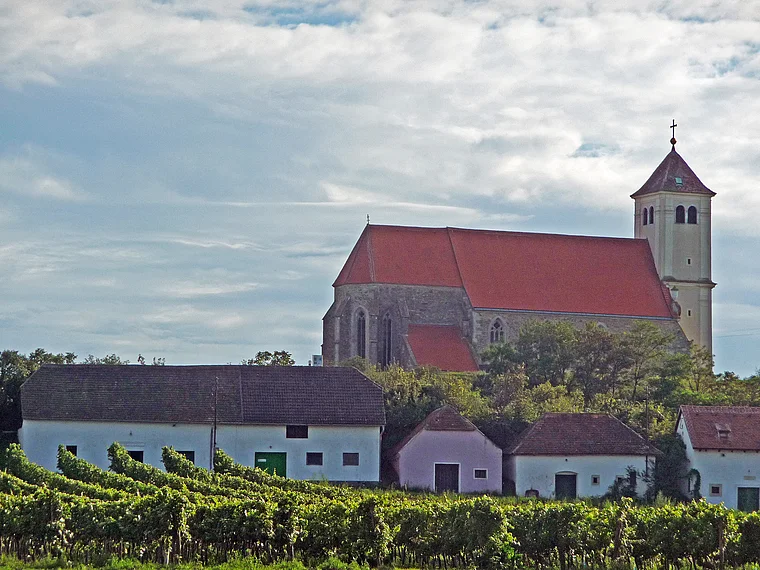 Kirche über den Weingärten des Weinviertels