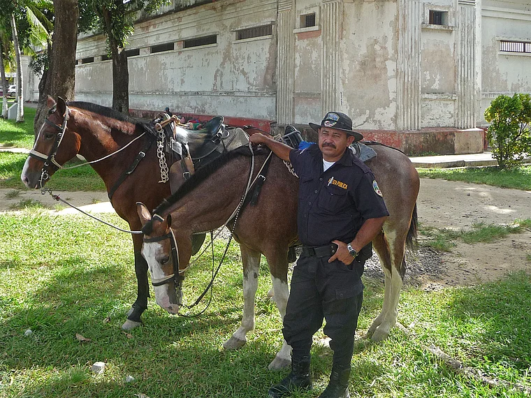 Costa Rica Liberia Polizist mit Pferd