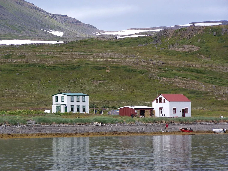 Island Hesteyri von fern