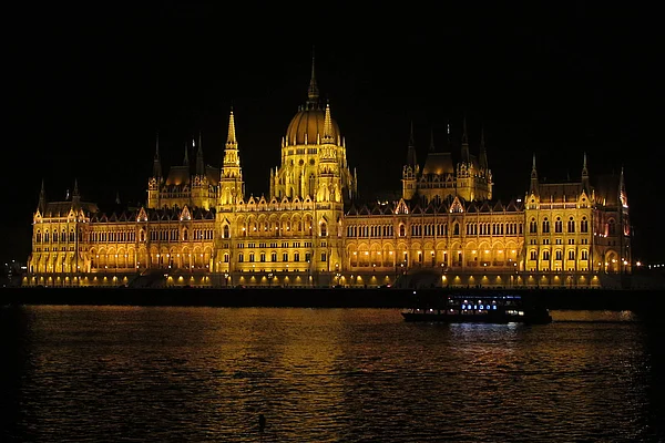 Titelfoto: Parlamentsgebäude in Budapest bei Nacht
