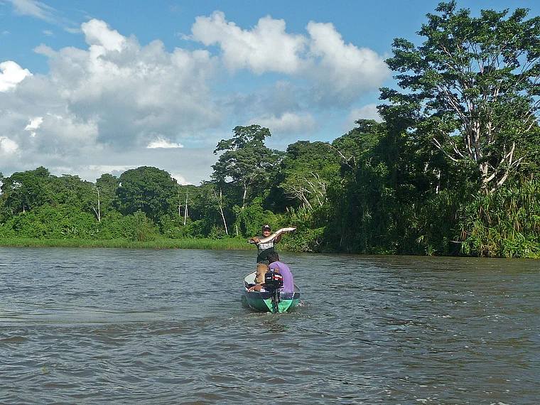 Boot auf einem Fluss im Regenwald von Costa Rica