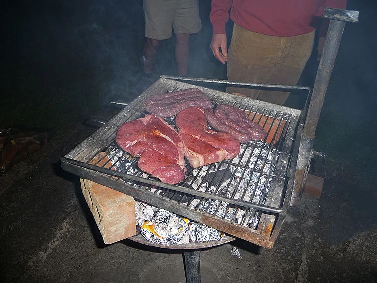  Südafrika Drakensberge Fleisch auf dem Grill