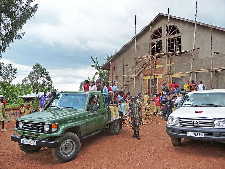 Ruanda Centre Scolaire Ntura Protestant Jeep mit Soldaten