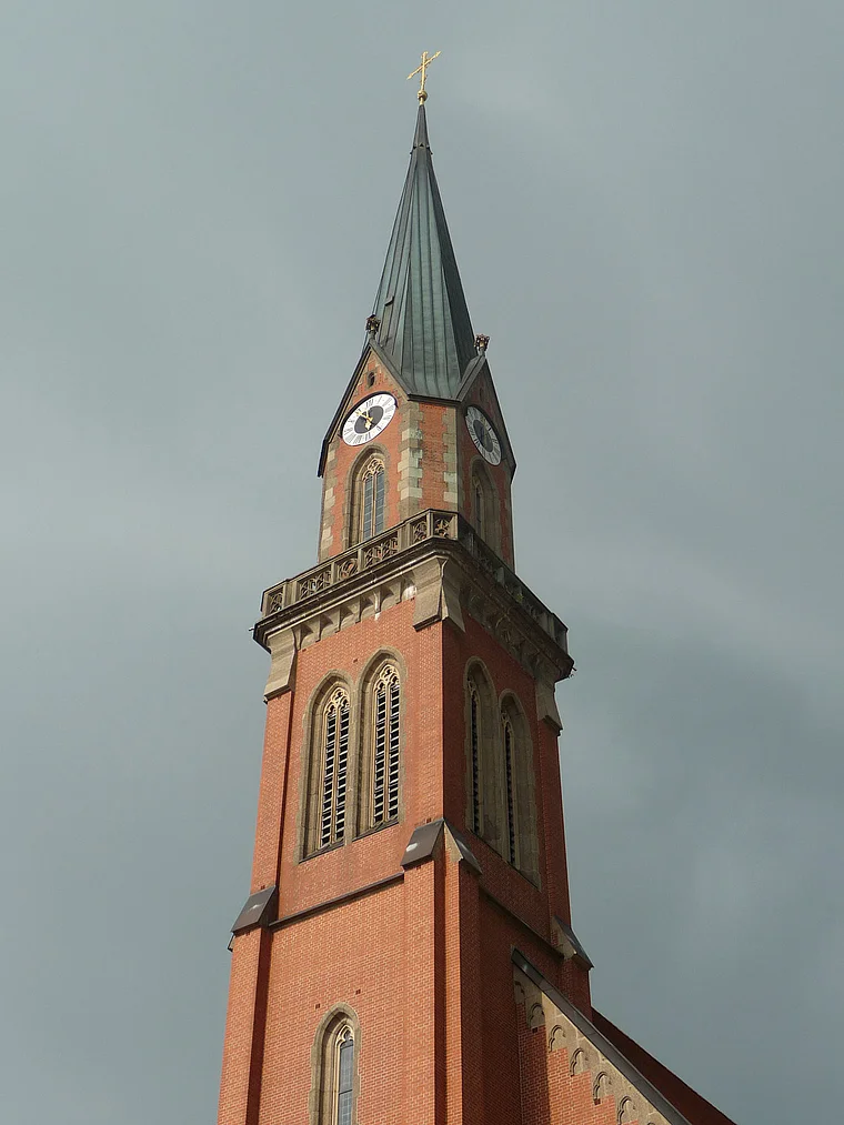 Übersee Bayern Kirchturm nah