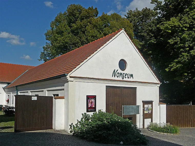 Weinviertel Herrnbaumgarten Nonseum Eingang