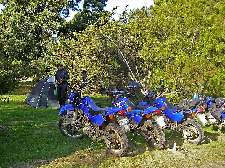 Tasmanien Port Arthur Campingplatz mit Motorrädern