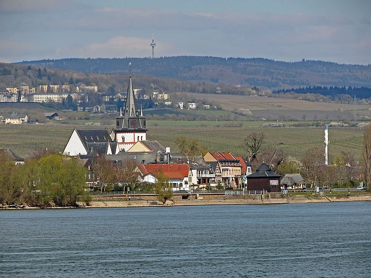 Oestrich Martinskirche und Kran
