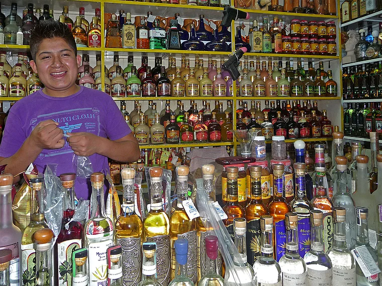 Mexiko Oaxaca Markthalle Spirituosenhändler