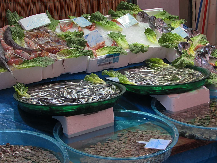 Neapel Marktstandt Fisch und Gemüse nah