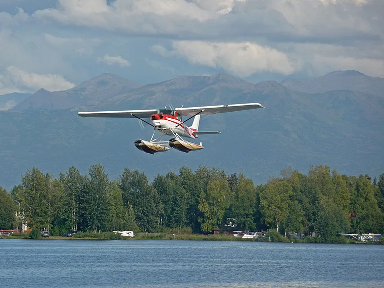 Alaska Anchorage Lake Spenard Wasserflugzeug startet