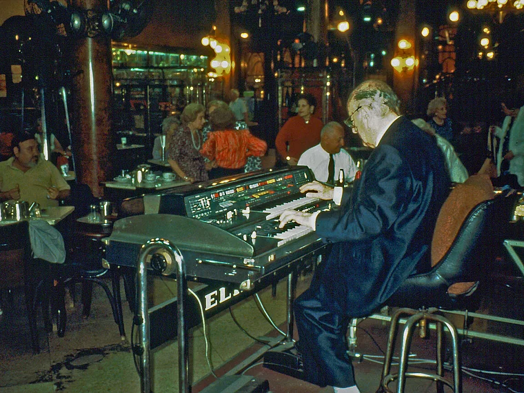 Buenos Aires Confiteria Ideal Mann am Keyboard