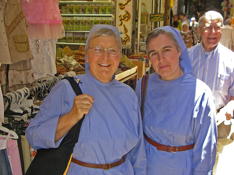 Jerusalem Altstadt Schwestern in Tracht