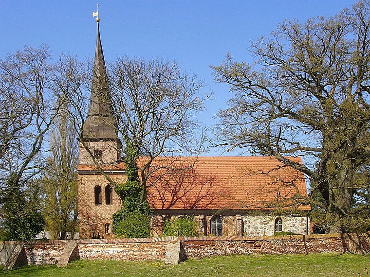 Usedom Mellenthin Kirche außen