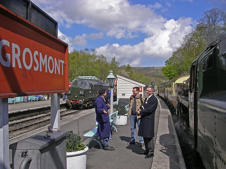 Yorkshire Grosmont Bahnsteig mit Reisenden