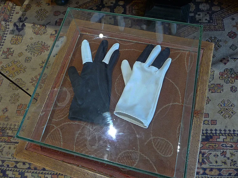 Weinviertel Herrnbaumgarten Nonseum Klavierhandschuhe