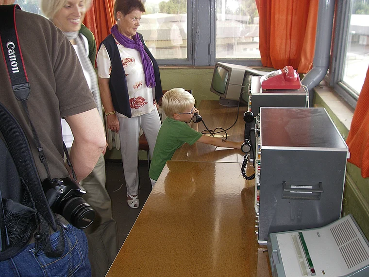 Marienborn Raststätte Wachturm Kind am Telefon