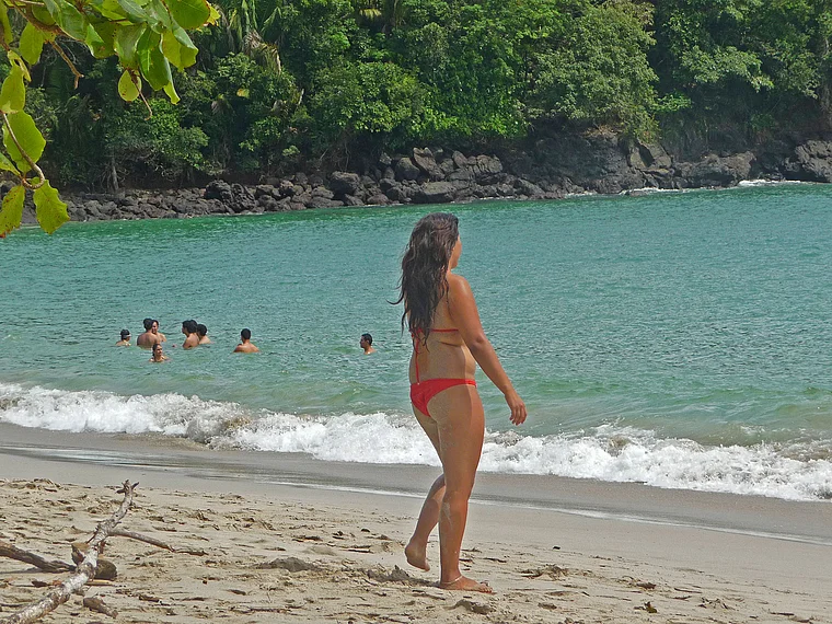 Costa Rica Manuel Antonio Strand junge Frau im Bikini
