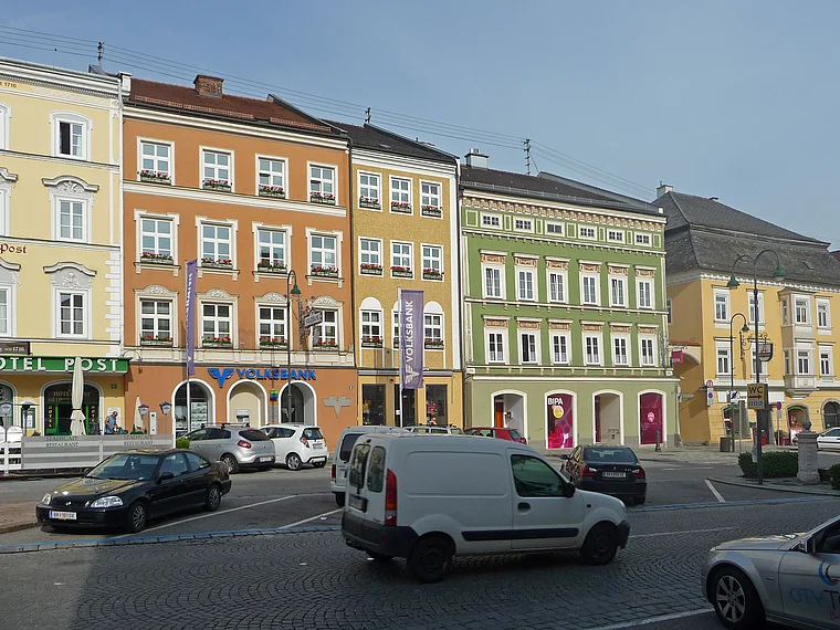 Braunau Stadtplatz bunte Fassaden