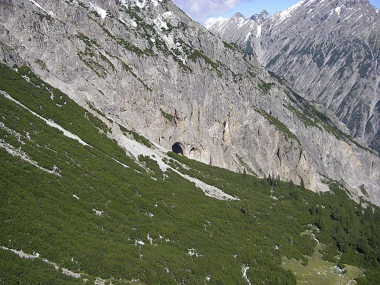 Liechtenstein Malbun Höhle im Fels