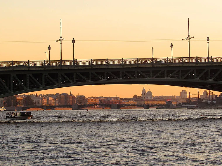 St. Petersburg Schlossbrücke von der Newa
