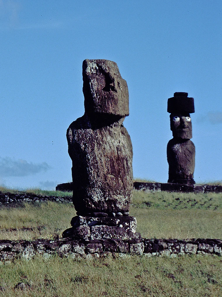 Osterinsel Moai mit Kopfbedeckung