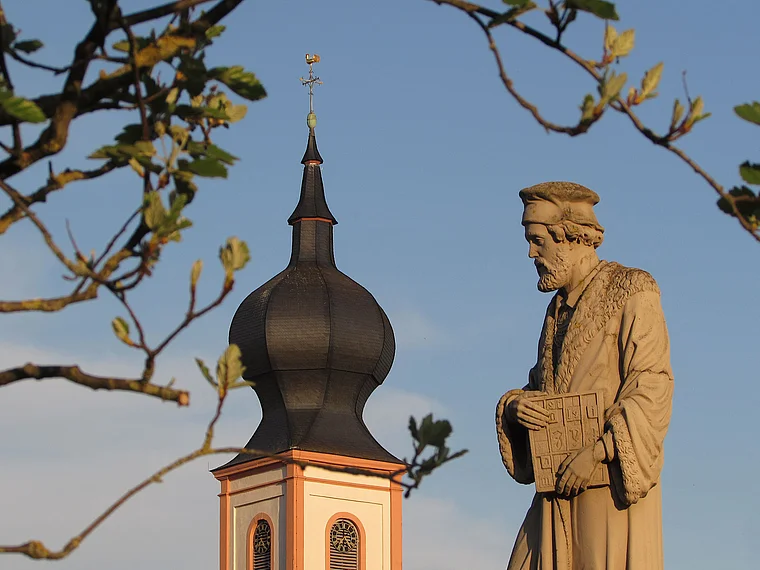 Gernsheim Schöffer-Denkmal und Marienkirche
