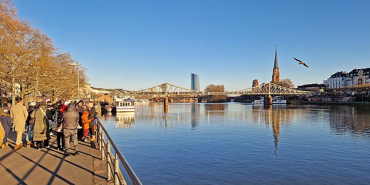Frankfurt Mainufer Promenade Eiserner Steg