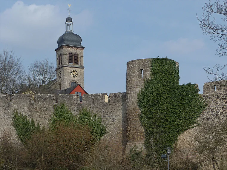Vulkaneifel Hillesheim Stadtmauer und Kirchturm
