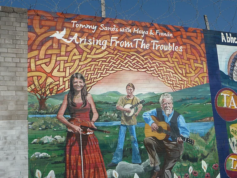 Belfast Wandgemälde Tommy Sands Moya Fionan