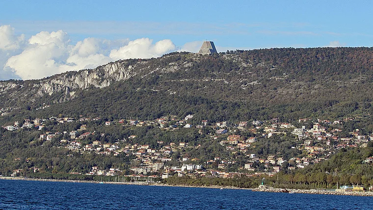 Triest Monte Grisa von fern