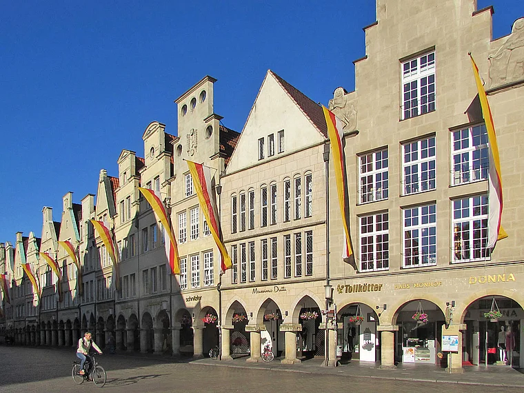 Münster Prinzipalmarkt mit Fahnen