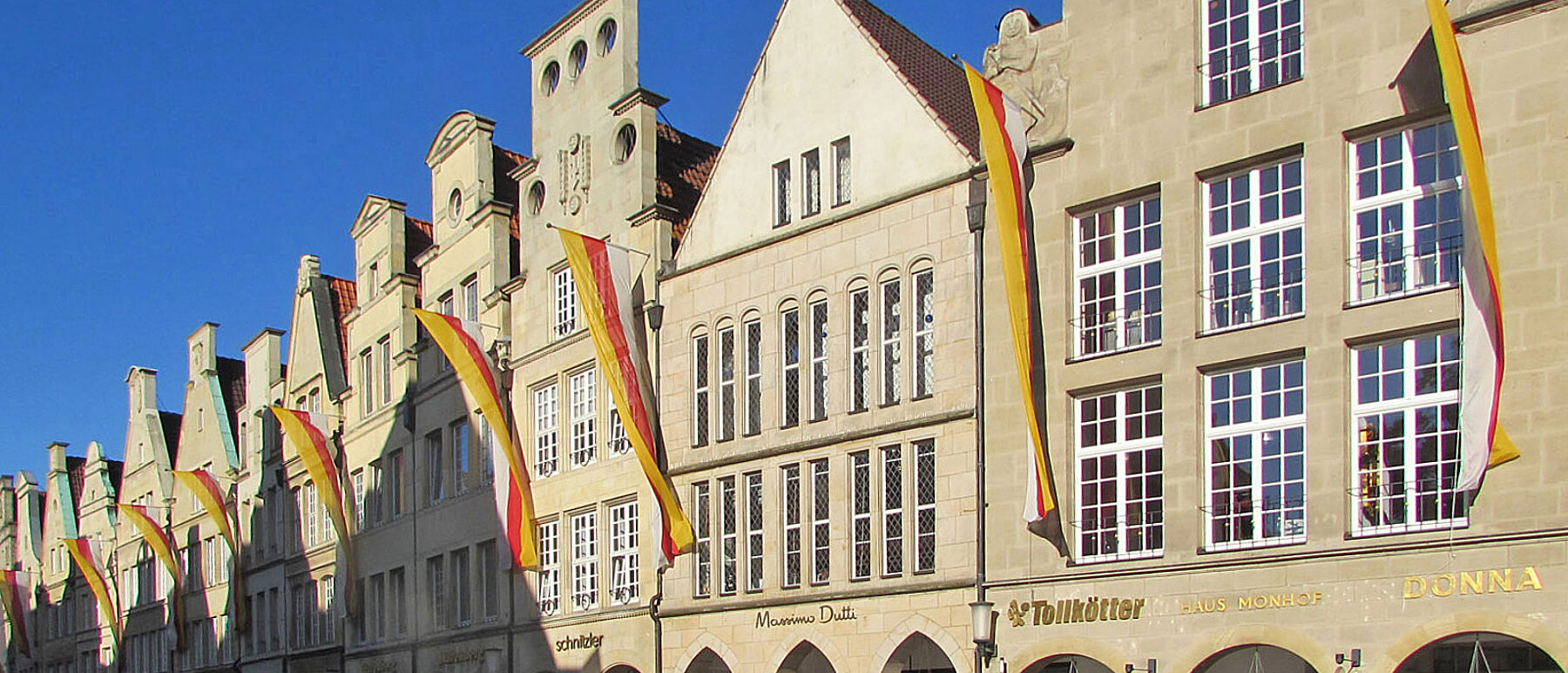 Münster Prinzipalmarkt mit Fahnen