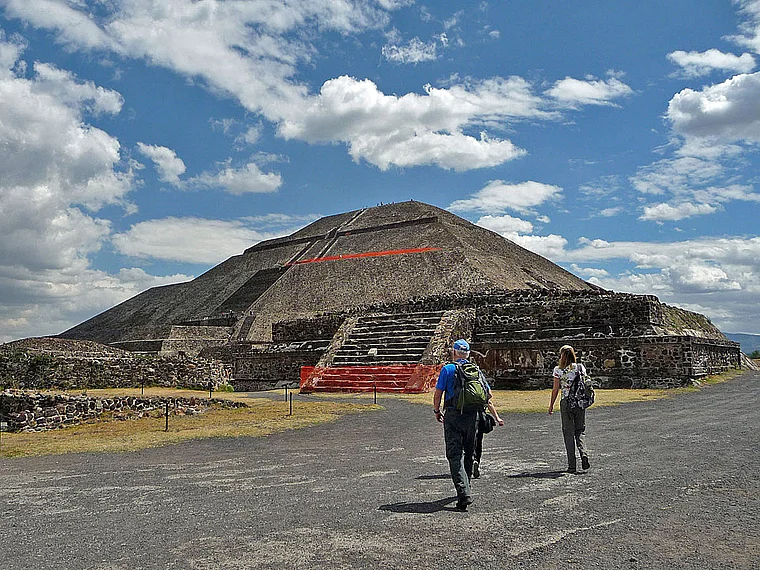 Teotihuacan Sonnenpyramide von unten