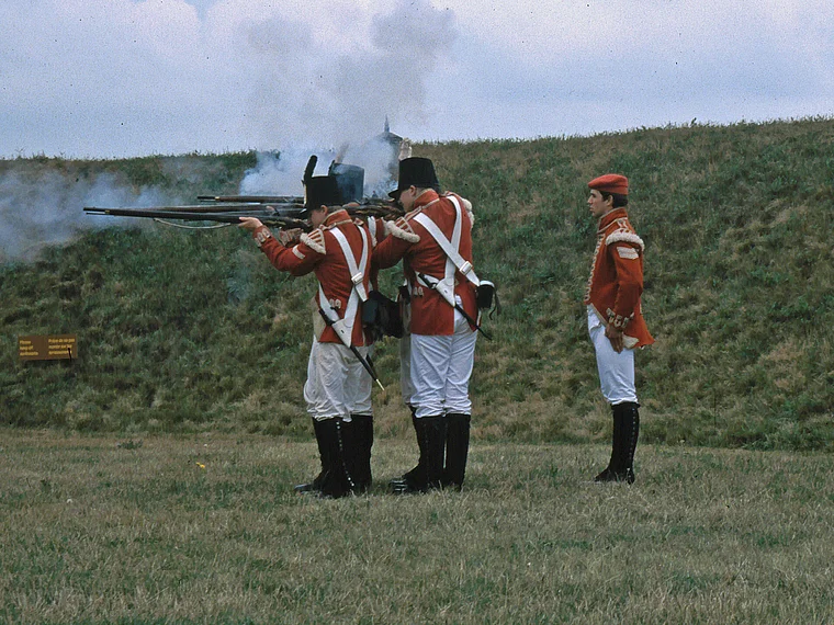 Niagara on the Lake Ontario Fort George National Historic Site Soldaten schießen
