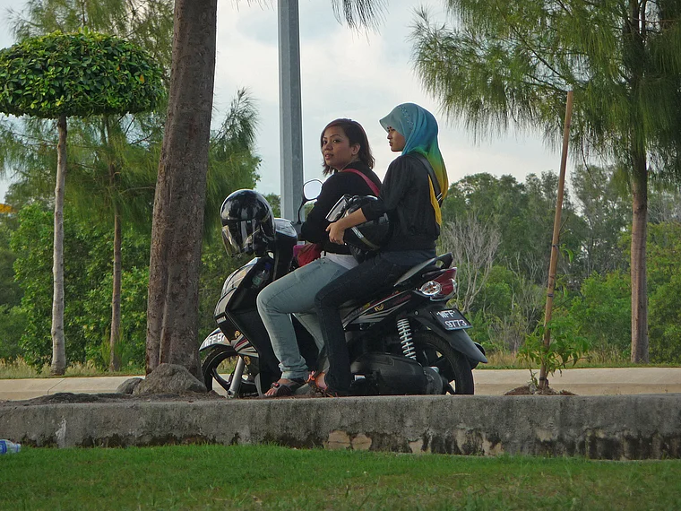 Melaka junge Frauen mit Motorroller