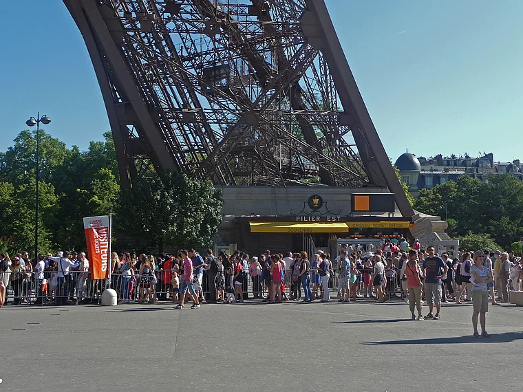 Paris Eiffelturm Warteschlange