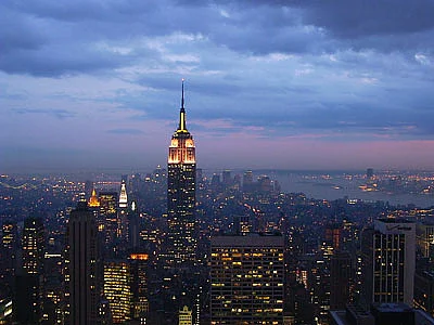 Die Skyline von New York in der Abenddämmerung mit dem Empire State Building