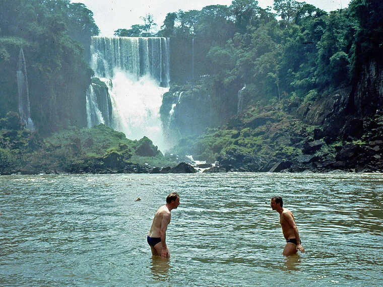 Argentinien Iguazu Wasserfälle Touristen baden