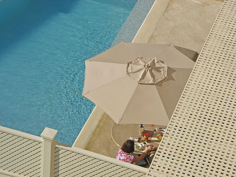 Barbados Crane Resort Balkon mit Sonnenschirm