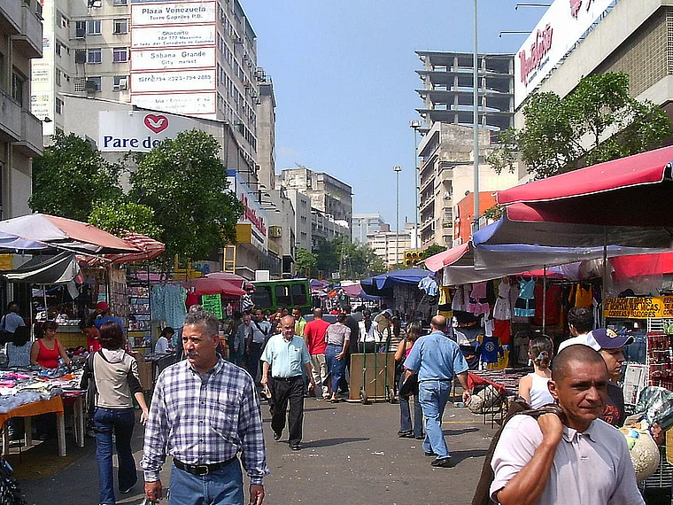 Venezuela Caracas Straße mit Marktständen