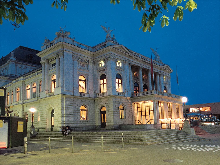 Zürich Oper außen Abend