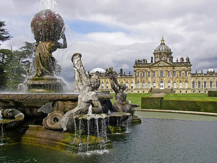 Yorkshire Howard Castle Totale mit Brunnen