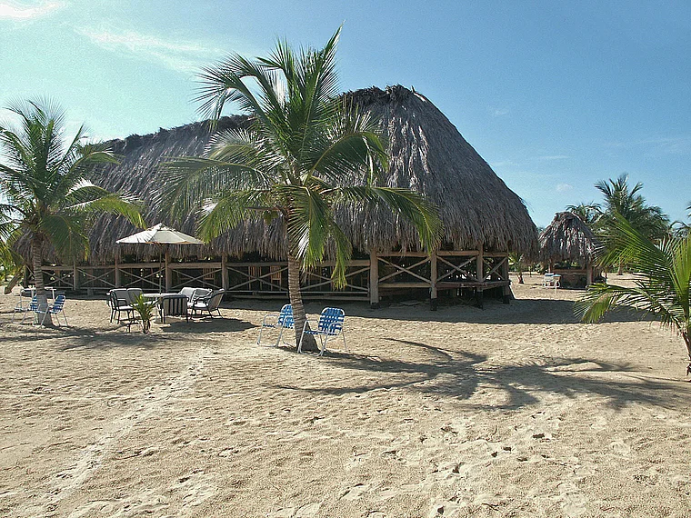Venezuela Laguna de Tacarigua Strandhütte mit Palmdach
