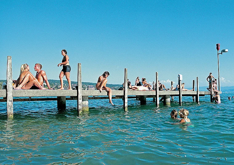 Zürich Zürichsee Badesteg mit vielen Menschen Sommer