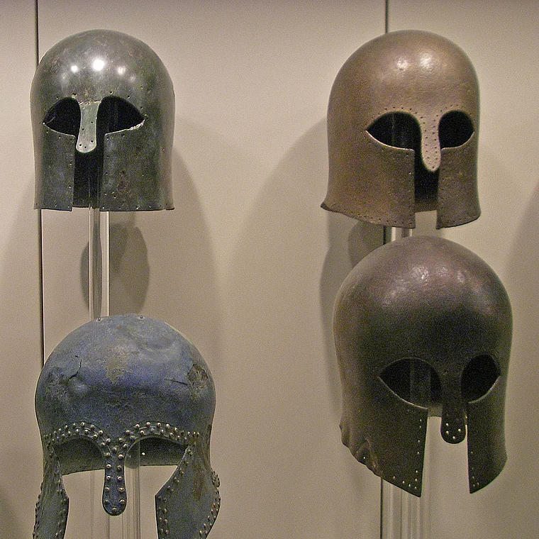 Peloponnes Olympia Museum Helme