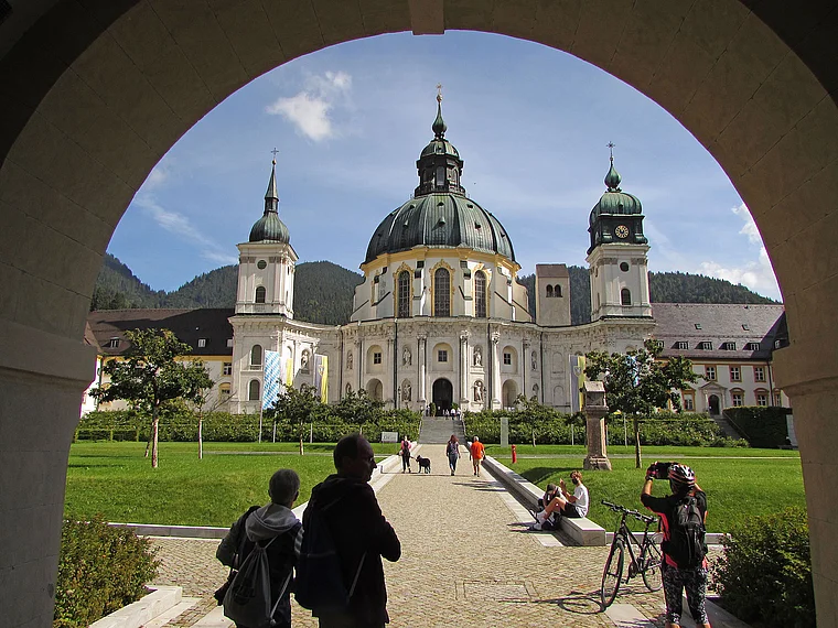 Ettal Kloster Blick durch Torbogen